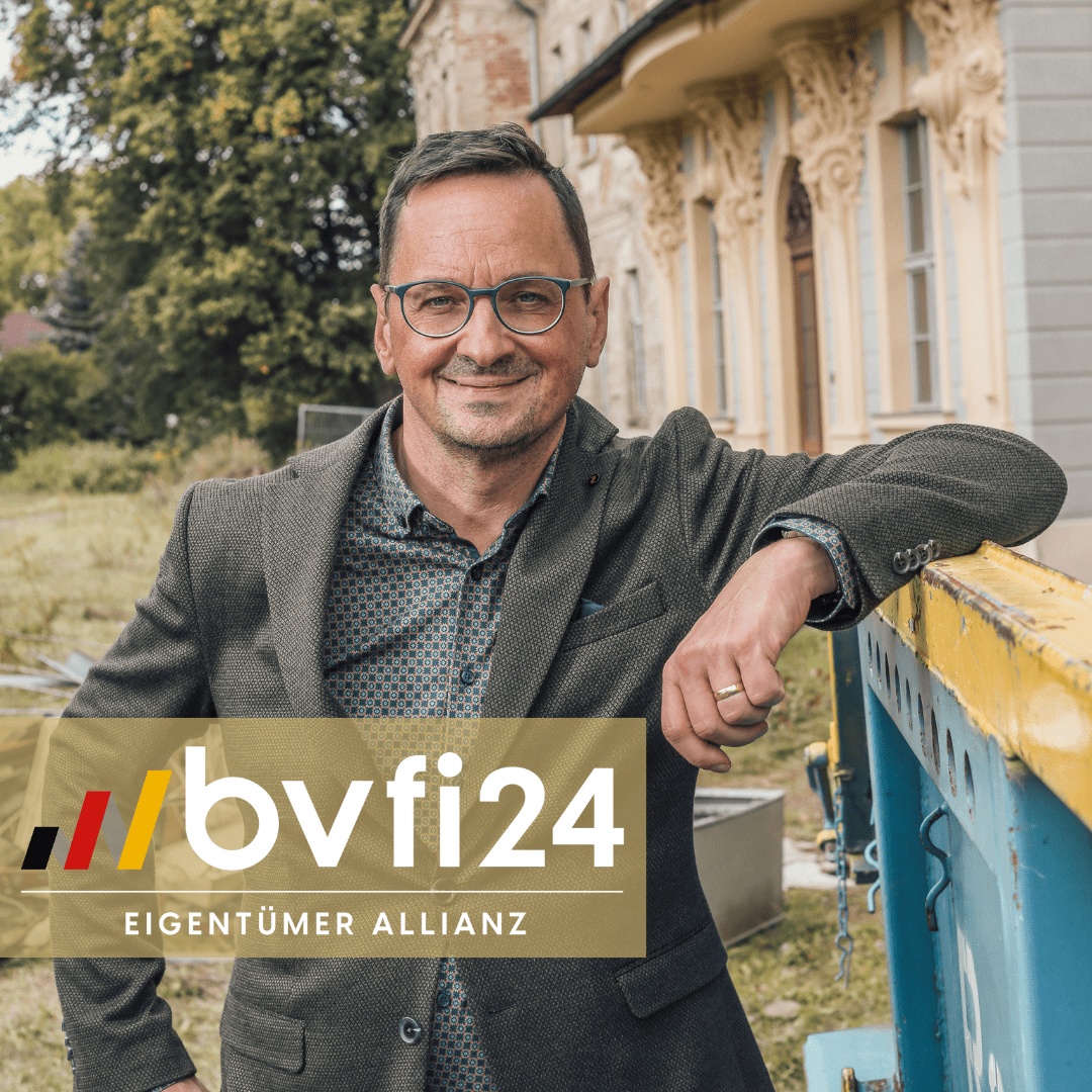 Michael Schwall mit BVFI24 Logo Michael Schwall BVFI24 Eigentümerallianz vor einer Immobilie zum Kauf oder Verkauf