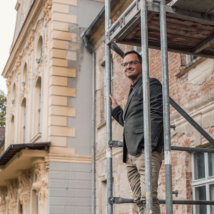 Michael Schwall auf dem Gerüst eines zu sanierenden Denkmalobjekts bei Berlin Michael Schwall auf dem Gerüst eines zu sanierenden Denkmalobjekts bei Berlin