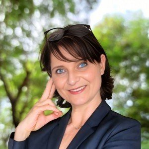 Ilka Vietz, Immobilien Biberach Ilka Vietz vor einem Natur-Hintergrund mit Bäumen