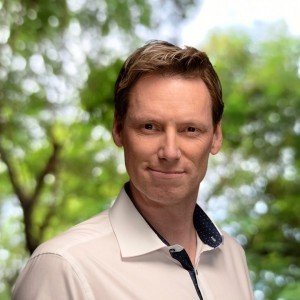 Morgen Giehring, Globalvermarktung Morgan Giehring vor einem Natur-Hintergrund mit Bäumen