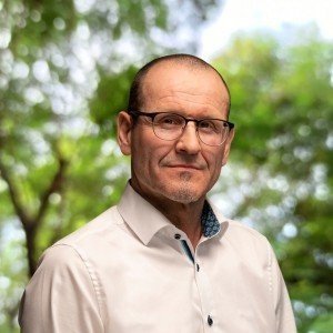 Horst Greber, Altersvorsorge, Finanzierung Horst Greber vor einem Natur-Hintergrund mit Bäumen