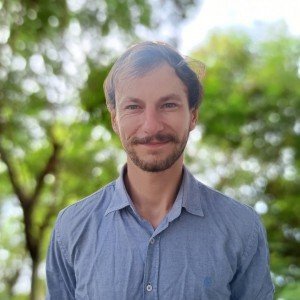 Florian Beck, Foto, Video, Text Florian Beck vor einem Natur-Hintergrund mit Bäumen