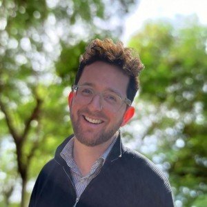 Elias Dalferth, Projektmanager bei Schwall und Partner Elias Dalferth vor einem Hintergrund mit Bäumen, Projektmanager